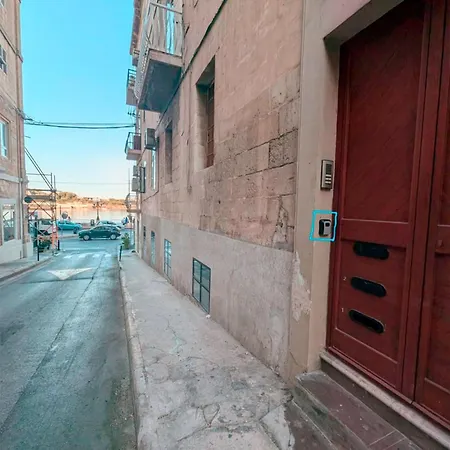 Tan-nanna By Shmoo, Ferries Sliema