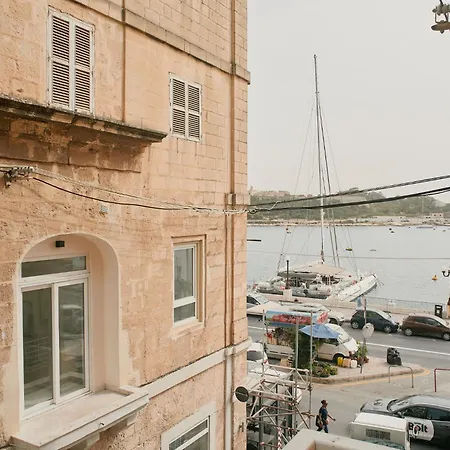 Tan-nanna By Shmoo, Ferries